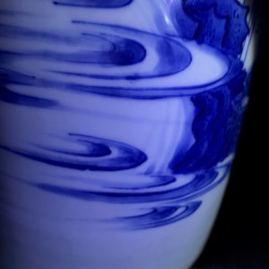 Een Chinese blauw-witte rouleau vaas met figuratief decor rondom, Transitie periode — foto 27