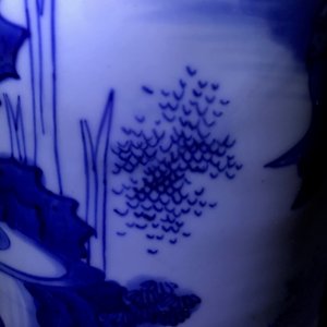 Een Chinese blauw-witte rouleau vaas met figuratief decor rondom, Transitie periode — foto 28