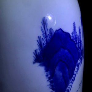 Een Chinese blauw-witte rouleau vaas met figuratief decor rondom, Transitie periode — foto 30