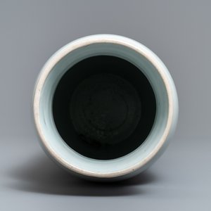 Een Chinese blauw-witte rouleau vaas met figuratief decor rondom, Transitie periode — foto 5