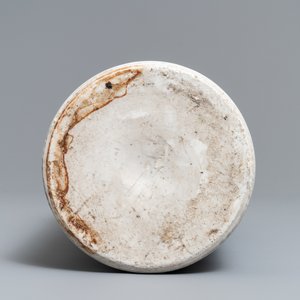Een Chinese blauw-witte rouleau vaas met figuratief decor rondom, Transitie periode — foto 6
