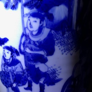 Een Chinese blauw-witte rouleau vaas met figuratief decor rondom, Transitie periode — foto 12