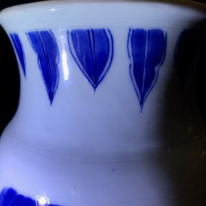 Een Chinese blauw-witte rouleau vaas met figuratief decor rondom, Transitie periode — foto 20