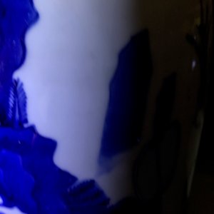 Een Chinese blauw-witte rouleau vaas met figuratief decor rondom, Transitie periode — foto 21