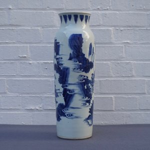 Een Chinese blauw-witte rouleau vaas met figuratief decor rondom, Transitie periode — foto 26