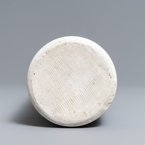 Een Chinese blauw-witte rouleau vaas met figuratief decor rondom, Transitie periode — foto 5
