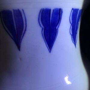 Een Chinese blauw-witte rouleau vaas met figuratief decor rondom, Transitie periode — foto 7