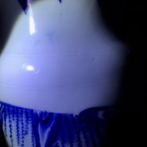 Een Chinese blauw-witte rouleau vaas met figuratief decor rondom, Transitie periode — foto 8