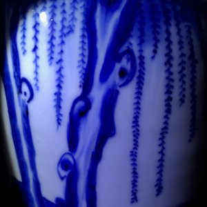 Een Chinese blauw-witte rouleau vaas met figuratief decor rondom, Transitie periode — foto 9