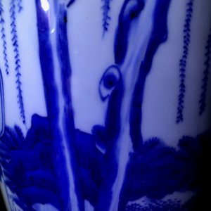 Een Chinese blauw-witte rouleau vaas met figuratief decor rondom, Transitie periode — foto 10