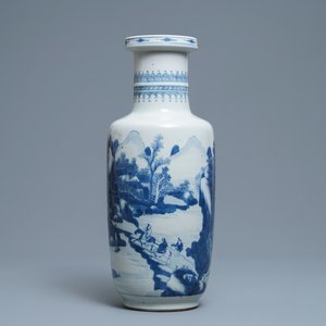 Een Chinese blauw-witte rouleau vaas met figuren in een landschap, Kangxi — foto 1
