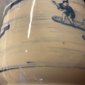 Een Chinese blauw-witte rouleau vaas met figuren in een landschap, Kangxi — foto 13