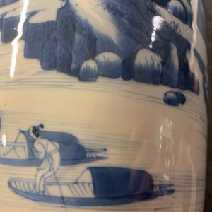 Een Chinese blauw-witte rouleau vaas met figuren in een landschap, Kangxi — foto 15