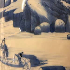 Een Chinese blauw-witte rouleau vaas met figuren in een landschap, Kangxi — foto 18