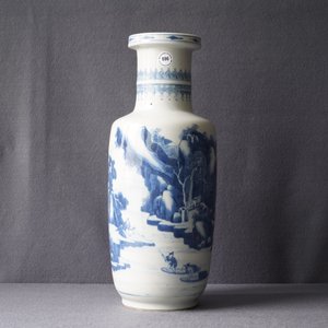 Een Chinese blauw-witte rouleau vaas met figuren in een landschap, Kangxi — foto 21