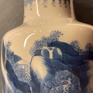 Een Chinese blauw-witte rouleau vaas met figuren in een landschap, Kangxi — foto 7