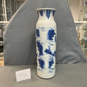 Een Chinese blauw-witte rouleau vaas met figuren in een landschap, Transitie periode — foto 21
