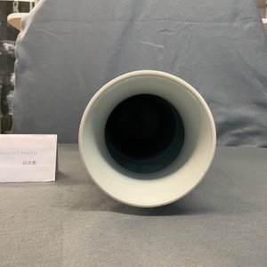 Een Chinese blauw-witte rouleau vaas met figuren in een landschap, Transitie periode — foto 22