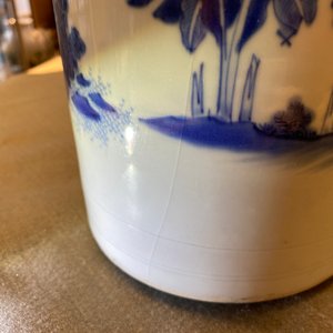 Een Chinese blauw-witte rouleau vaas met figuren in een landschap, Transitie periode — foto 7