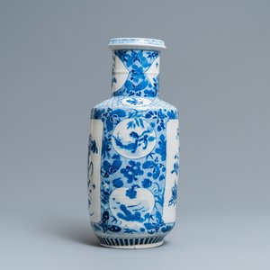 Een Chinese blauw-witte rouleau vaas met floraal decor en antiquiteiten, 19e eeuw — foto 2