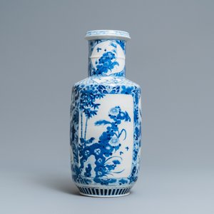 Een Chinese blauw-witte rouleau vaas met floraal decor en antiquiteiten, 19e eeuw — foto 3