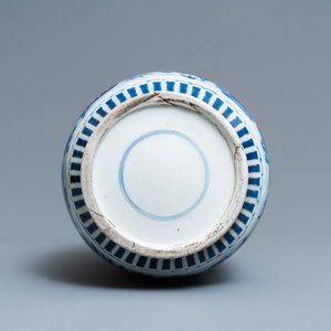 Een Chinese blauw-witte rouleau vaas met floraal decor en antiquiteiten, 19e eeuw — foto 6