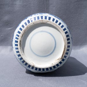 Een Chinese blauw-witte rouleau vaas met floraal decor en antiquiteiten, 19e eeuw — foto 9