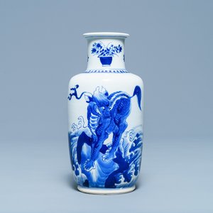 Een Chinese blauw-witte rouleau vaas met kylins, Kangxi — foto 1