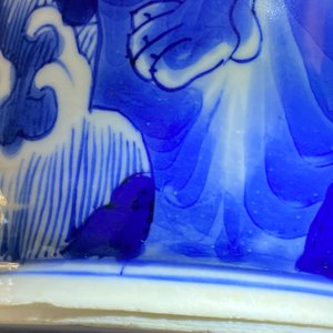Een Chinese blauw-witte rouleau vaas met kylins, Kangxi — foto 18