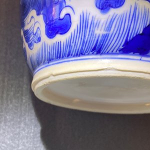 Een Chinese blauw-witte rouleau vaas met kylins, Kangxi — foto 21