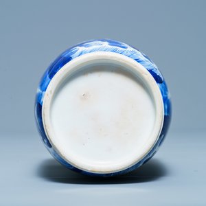 Een Chinese blauw-witte rouleau vaas met kylins, Kangxi — foto 5