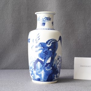 Een Chinese blauw-witte rouleau vaas met kylins, Kangxi — foto 7
