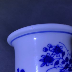 Een Chinese blauw-witte rouleau vaas met kylins, Kangxi — foto 12
