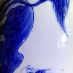 Een Chinese blauw-witte rouleau vaas met kylins, Kangxi — foto 18