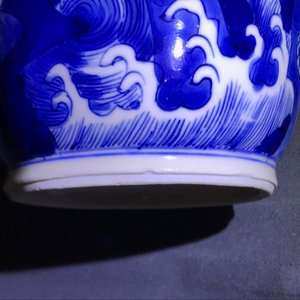 Een Chinese blauw-witte rouleau vaas met kylins, Kangxi — foto 23