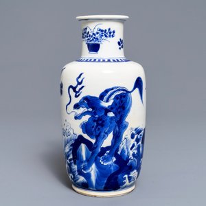 Een Chinese blauw-witte rouleau vaas met kylins, Kangxi — foto 3