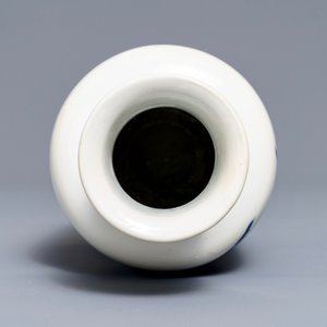 Een Chinese blauw-witte rouleau vaas met kylins, Kangxi — foto 5