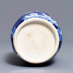 Een Chinese blauw-witte rouleau vaas met kylins, Kangxi — foto 6