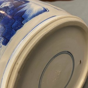 Een Chinese blauw-witte rouleau vaas met landschappen en antiquiteiten, Kangxi — foto 33