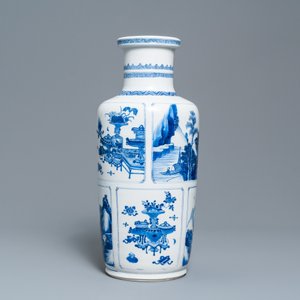 Een Chinese blauw-witte rouleau vaas met landschappen en antiquiteiten, Kangxi — foto 6