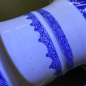 Een Chinese blauw-witte rouleau vaas met landschappen en antiquiteiten, Kangxi — foto 19