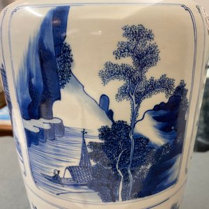 Een Chinese blauw-witte rouleau vaas met landschappen en antiquiteiten, Kangxi — foto 26