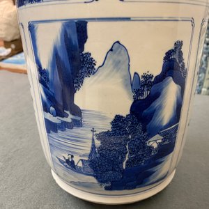 Een Chinese blauw-witte rouleau vaas met landschappen en antiquiteiten, Kangxi — foto 29