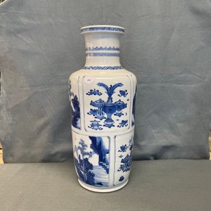 Een Chinese blauw-witte rouleau vaas met landschappen en antiquiteiten, Kangxi — foto 36