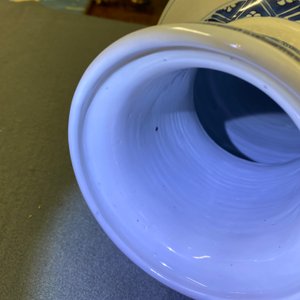 Een Chinese blauw-witte rouleau vaas met landschappen en antiquiteiten, Kangxi — foto 14