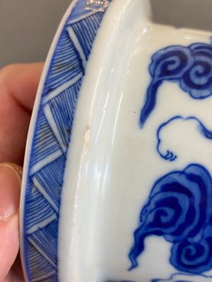 Een Chinese blauw-witte rouleau vaas met onsterfelijken, Kangxi merk, 19e eeuw — foto 10