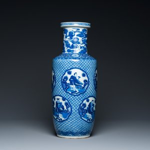 Een Chinese blauw-witte rouleau vaas met onsterfelijken, Kangxi merk, 19e eeuw — foto 3