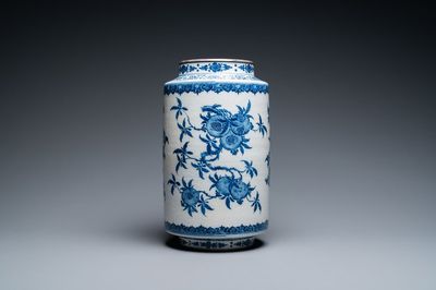 Een Chinese blauw-witte 'sanduo' vaas in zacht porselein, Qianlong