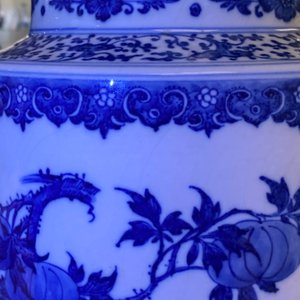Een Chinese blauw-witte 'sanduo' vaas in zacht porselein, Qianlong — foto 24