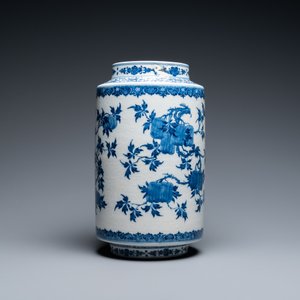 Een Chinese blauw-witte 'sanduo' vaas in zacht porselein, Qianlong — foto 4
